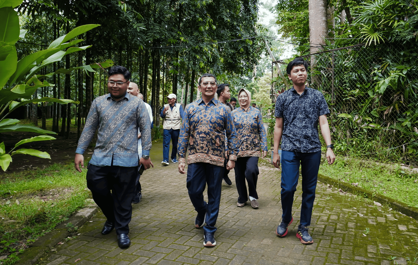 Dekan FMIPA UNILA, Dr. Eng. Heri Satria didampingi Bpk M. Irvan Hardika Nasution, SM. M.M. Dan Bpk. Vio Heven Susanto, Amd.Kom. Berkeliling Taman Satwa Lembah Hijau